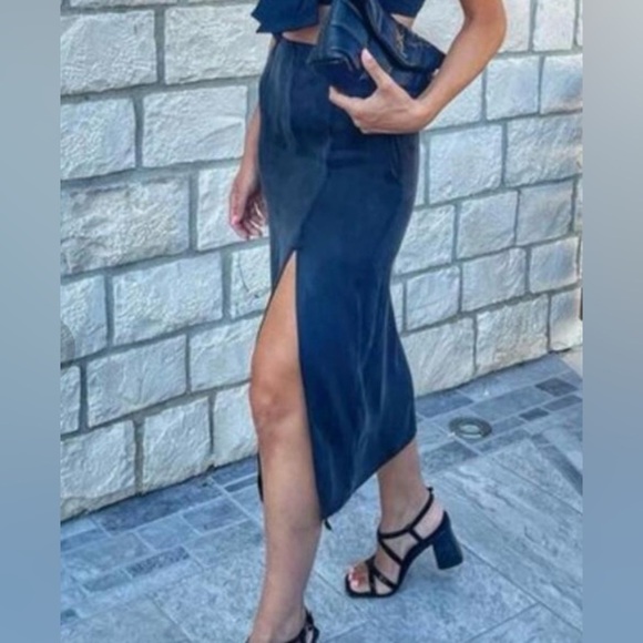 Women’s H&M black midi skirt with front slit size XL - Picture 12 of 16